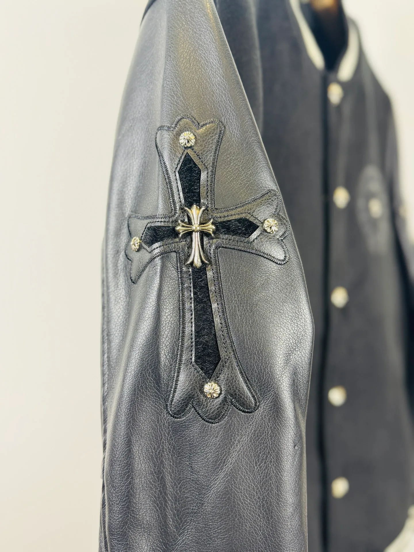 P520 top version 🐮 Real shot without P, ​​different from market products] Chrome Hearts 🍁Winter clothing is coming🍁 Sanskrit cross woolen leather sleeves spliced ​​baseball embroidered cotton jacket, heavy embroidery ➕ special craftsmanship of double sleeve splicing, counter synchronization, heavy industry! ! Customized version of thickened woolen fabric, silk lining, customized version of hardware, not the ordinary version on the market! Color: Black Red Code: S, M, L, XL